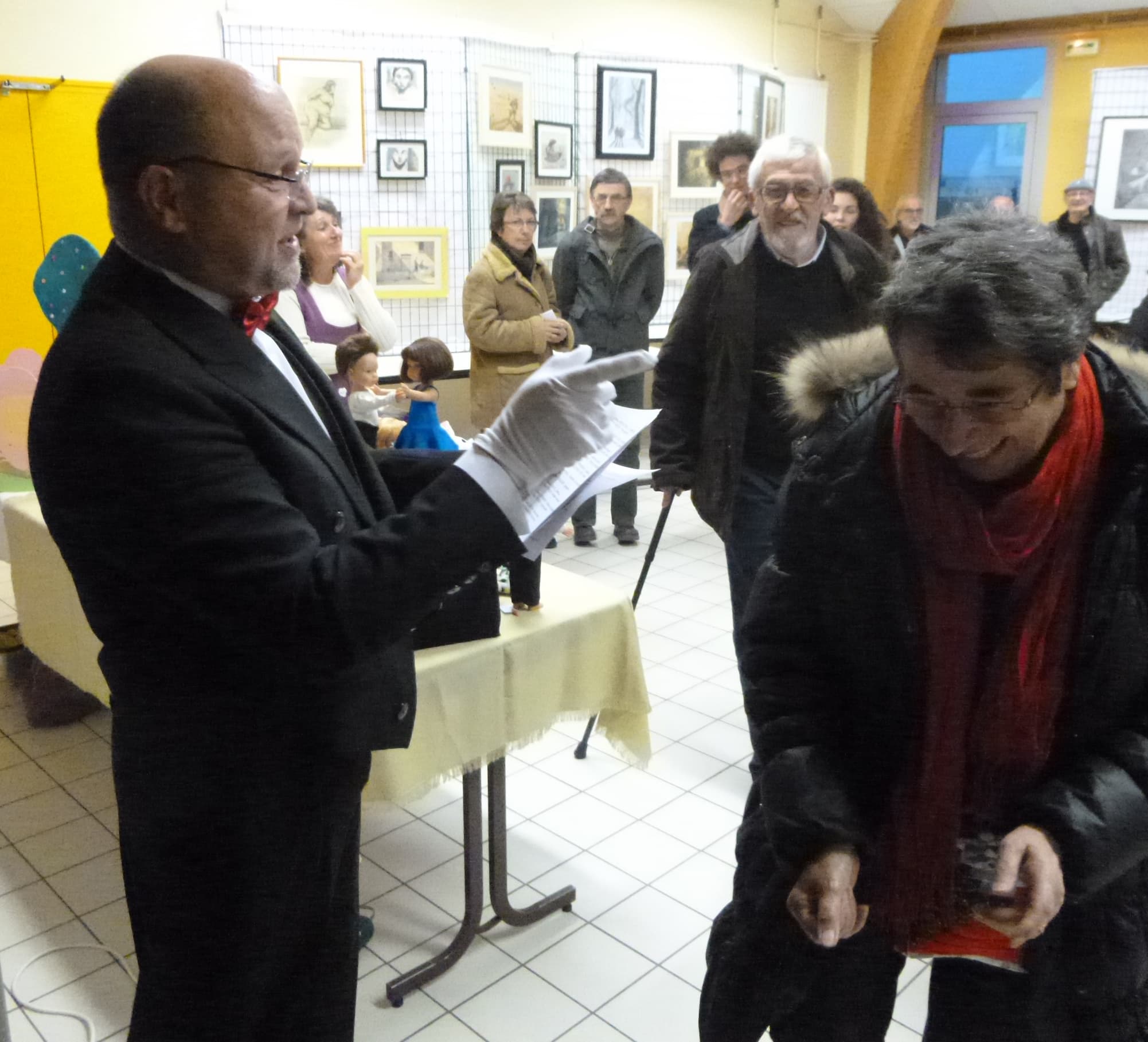 L'aboyeur accueille les invités